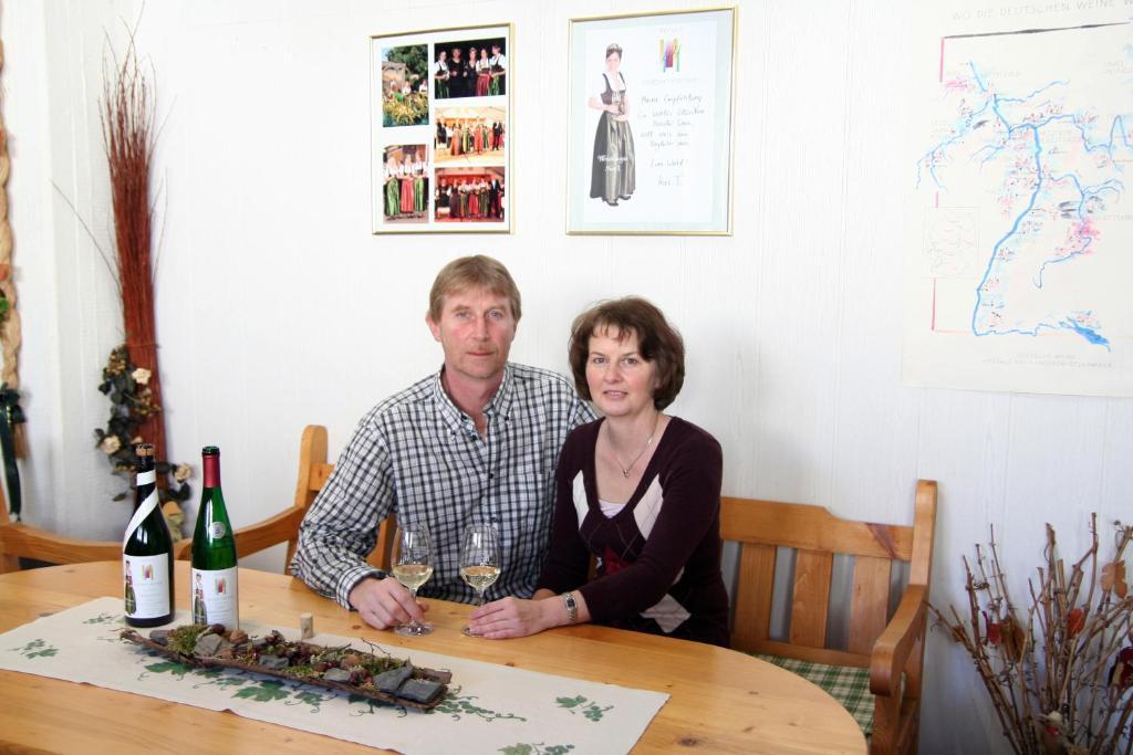 Ferienweingut Hensler 호텔 브리에델 외부 사진